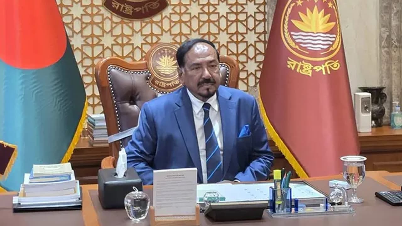 বঙ্গভবনে দাপ্তরিক কার্যক্রম শুরু করলেন ভারপ্রাপ্ত রাষ্ট্রপতি হাফিজ উদ্দিন আহমদ