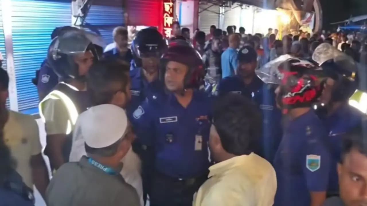 পাবনায় বিএনপি-জামায়াতের মুখোমুখি অবস্থান, পুলিশের হস্তক্ষেপে সংঘর্ষ এড়ানো সম্ভব