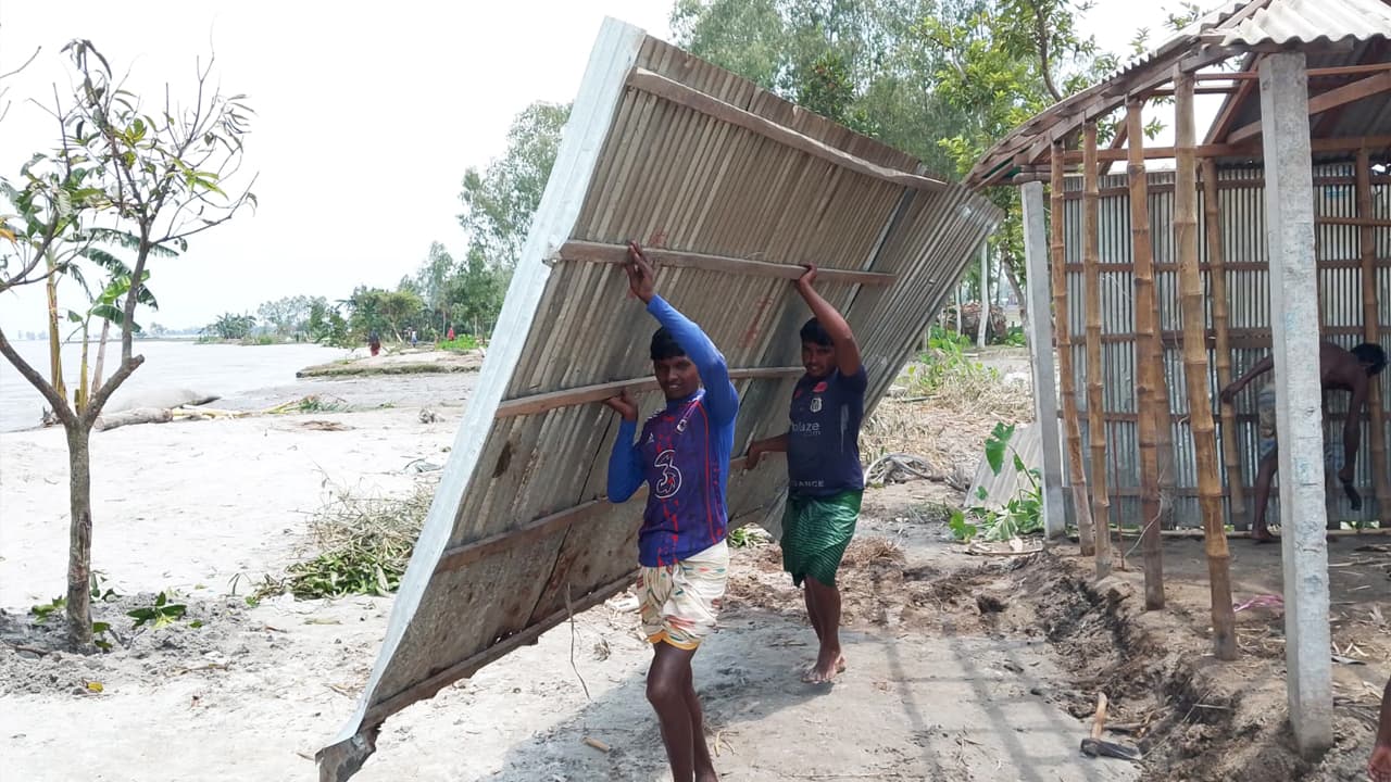 তিস্তার পাড়ে নদীভাঙনের তাণ্ডব: আটবার ঘর সরিয়ে নিঃস্ব অফেজা বেগম