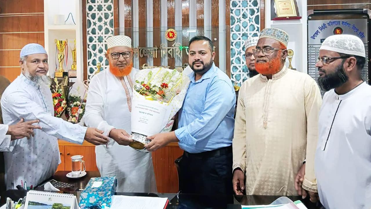 মিরপুরে নবাগত ইউএনওকে দলবল নিয়ে সংবর্ধনা দিলেন এমপি, প্রটোকল নিয়ে বিতর্ক