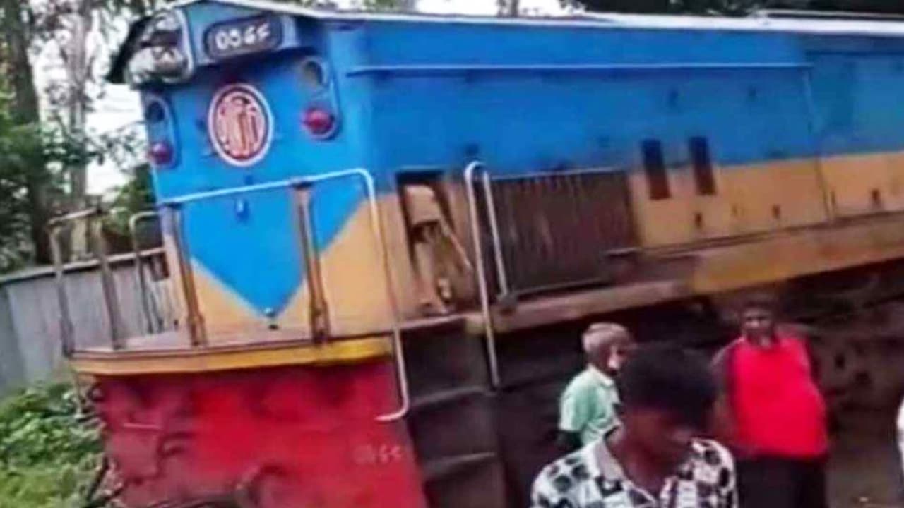 বগুড়ায় একই লাইনে মুখোমুখি দুই ট্রেন, আতঙ্কে লাফিয়ে পড়ে আহত ৪