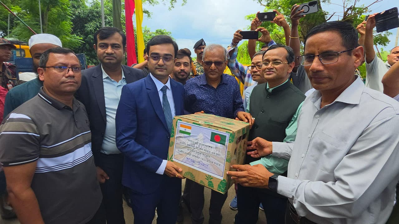 প্রধানমন্ত্রী তারেক রহমানের জন্য ভারতের উপহার ৭৮০ কেজি আনারস