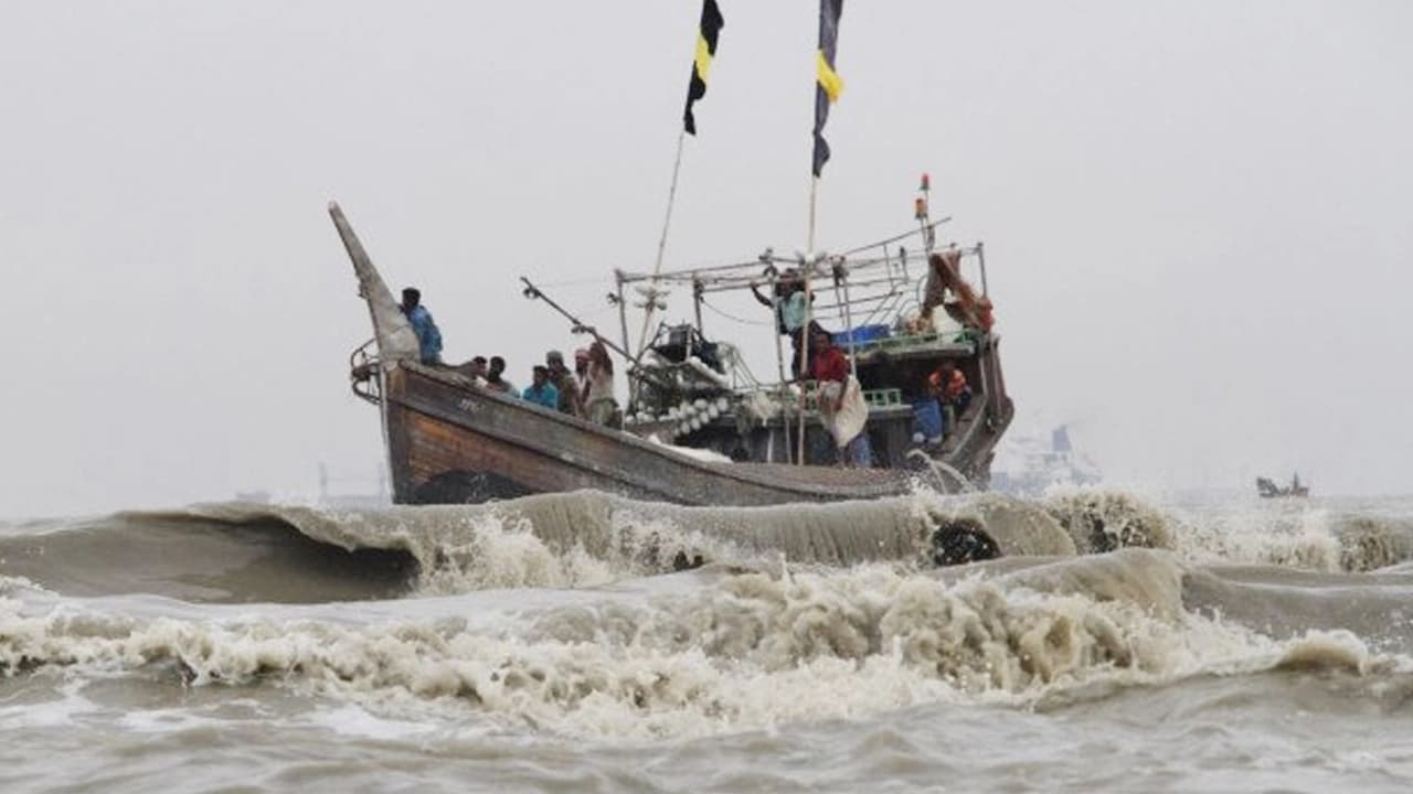 দেশের সব সমুদ্রবন্দরে ৩ নম্বর সতর্ক সংকেত