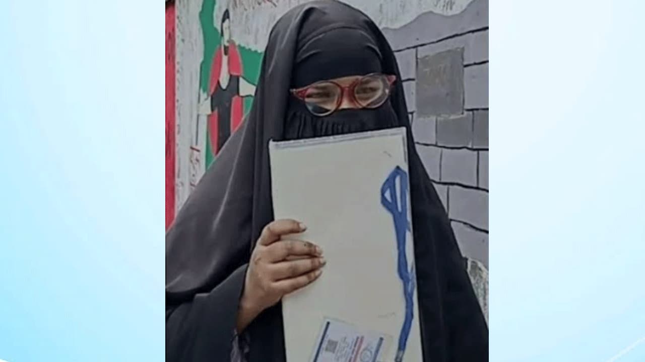 বাবার মরদেহ বাড়িতে রেখে এইচএসসি পরীক্ষায় বসলেন আয়েশা