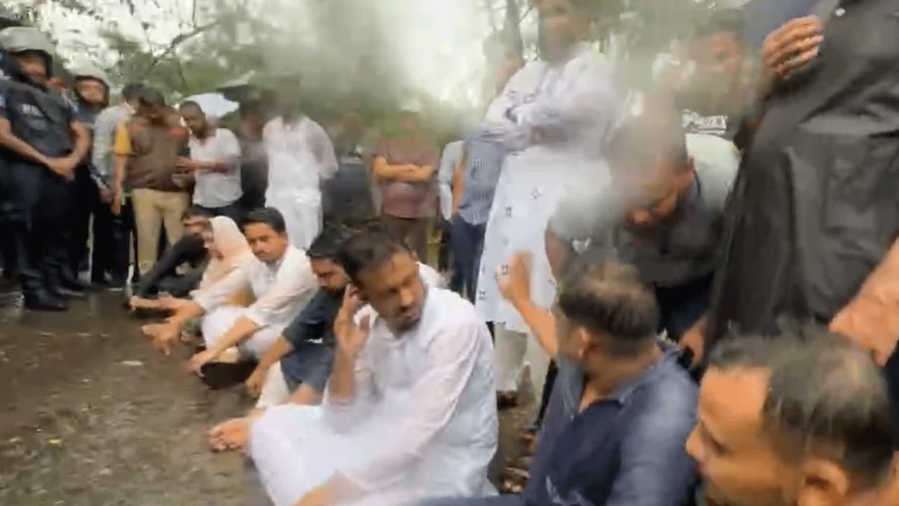পুলিশি বাধায় হবিগঞ্জের পথে এনসিপি নেতাদের পথরোধ, সড়কে বিক্ষোভ
