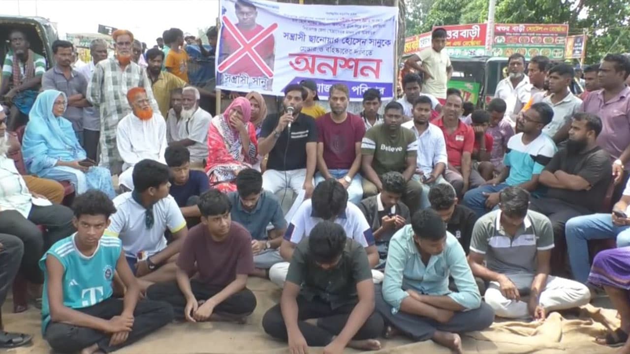 সাংবাদিককে হত্যার হুমকির অভিযোগ: স্বেচ্ছাসেবক দল নেতাকে গ্রেপ্তারের দাবিতে অনশন