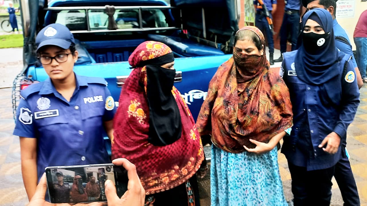 বরগুনায় কুঁড়েঘরে অভিযান: বিপুল পরিমাণ নগদ ও স্বর্ণসহ দুই নারী আটক