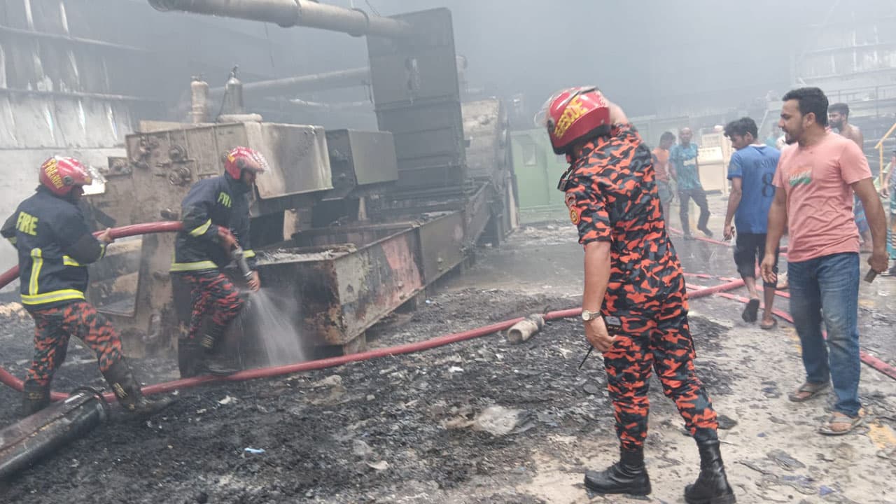 ধামরাইয়ে পোশাক কারখানায় অগ্নিকাণ্ড, ১০ কোটি টাকার ক্ষতি