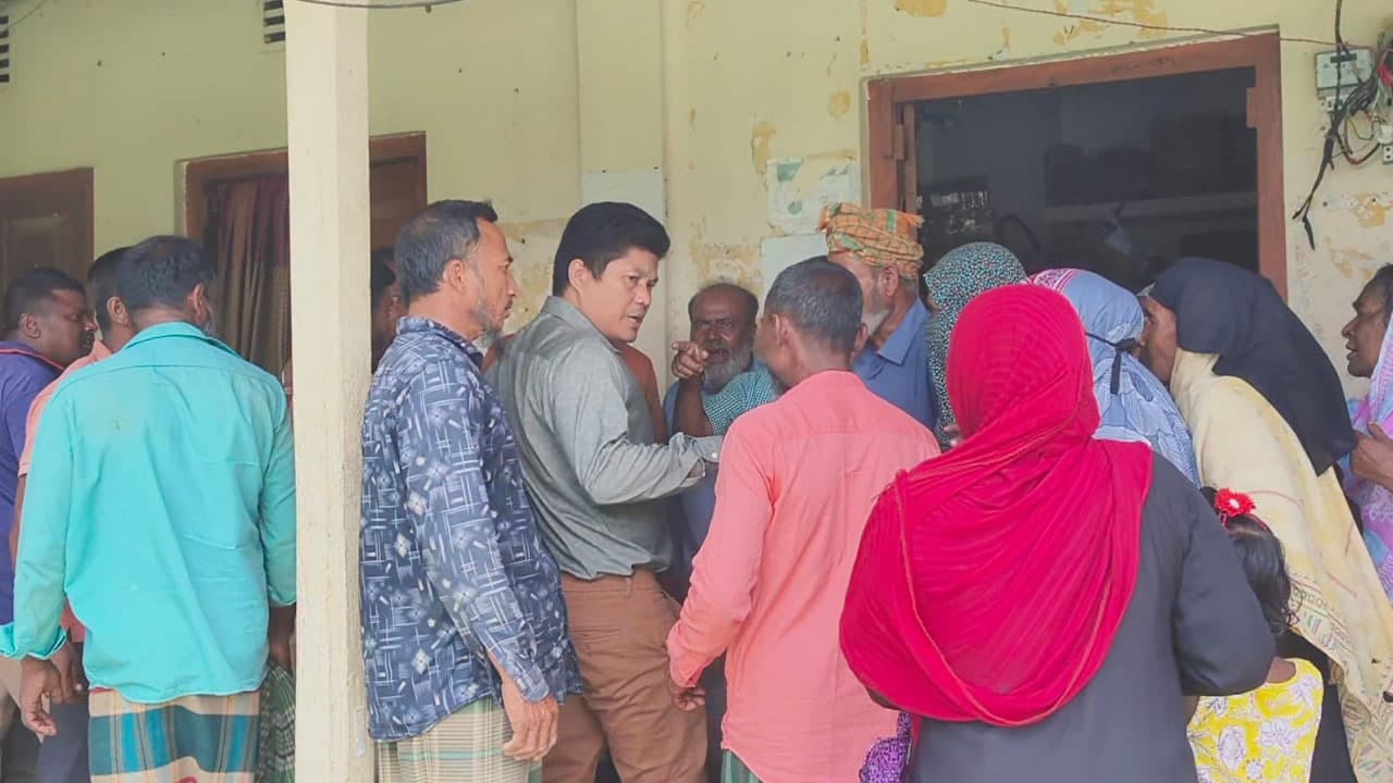 বাঘাইছড়িতে বিদ্যুৎ অফিসের ঘেরাও, সমাধানের আশ্বাসে কর্মসূচি স্থগিত