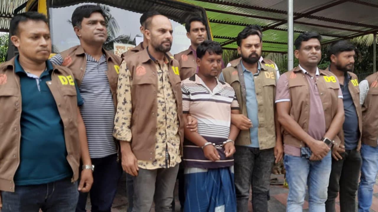 ফকিরহাটে চুরি হওয়া ১১ গরু উদ্ধার, পিকআপসহ গ্রেপ্তার ৩