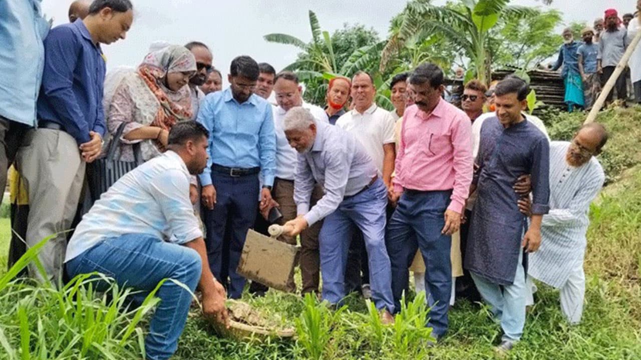 ধামরাইয়ে খাল খননের উদ্বৃত্ত ১ কোটি ৫ লাখ টাকা সরকারি কোষাগারে ফেরত