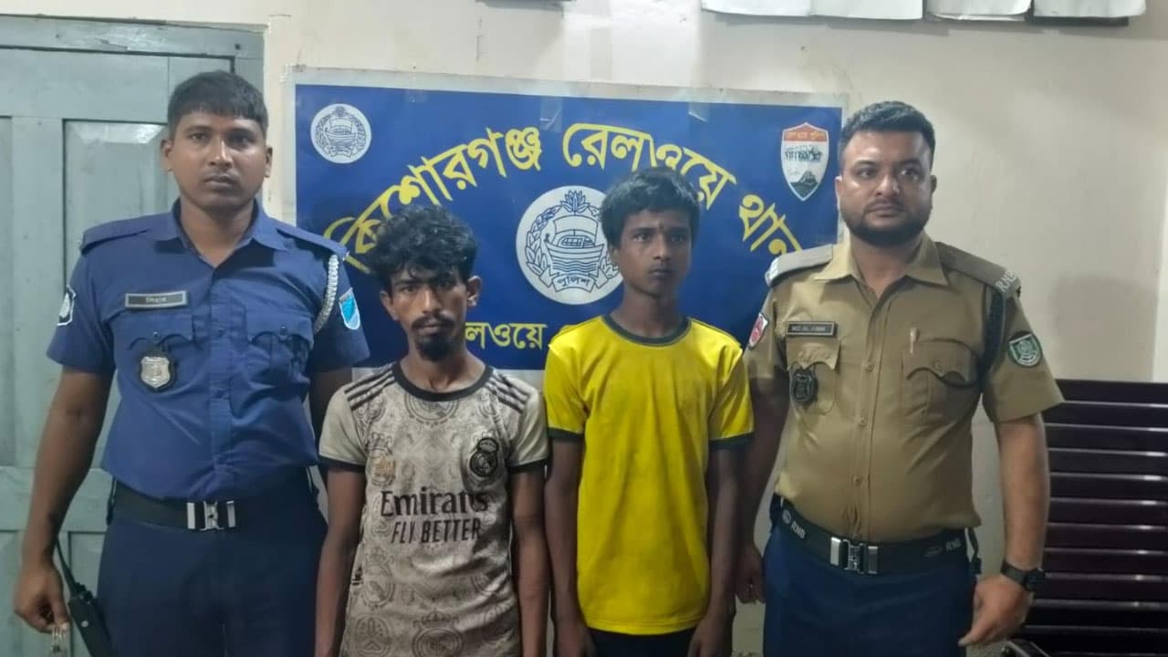 চলন্ত ট্রেন থেকে এসির মোটর চুরি, আটক ২