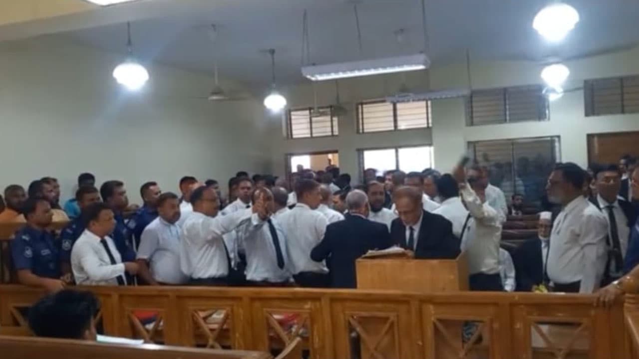 সুনামগঞ্জে আসামিদের জামিন দেওয়ায় এজলাসে আইনজীবীদের হট্টগোল