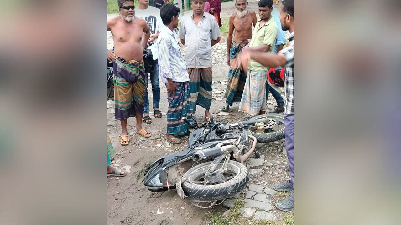 কটিয়াদীতে মোটরসাইকেল দুর্ঘটনা: বন্ধুর বাইক নিয়ে বেরিয়ে প্রাণ হারালেন অটোরিকশাচালক