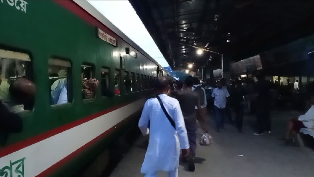 মোবারকগঞ্জ স্টেশনে চালক নিখোঁজ, এক ঘণ্টা আটকে ছিল সাগরদাঁড়ি এক্সপ্রেস