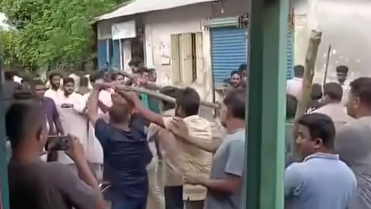 ফুলবাড়ীতে পুলিশের উপস্থিতিতে এনসিপির মিছিলে হামলা
