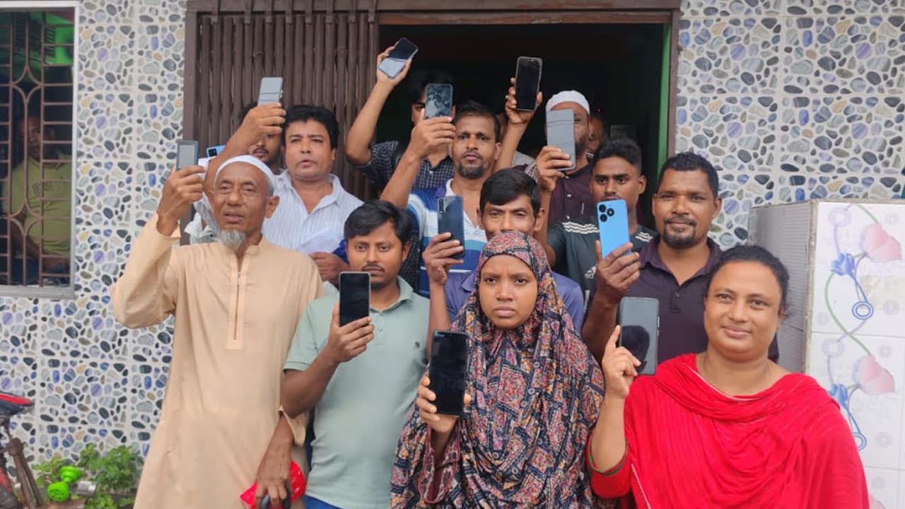 বরিশালে হারিয়ে যাওয়া ২০টি মোবাইল উদ্ধার, মালিকদের হাতে হস্তান্তর