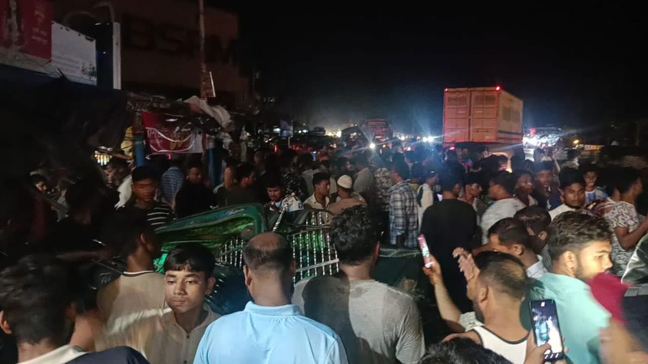 চট্টগ্রামের আনোয়ারায় বাস দোকানের ভেতর ঢুকে পড়ল, নিহত ২