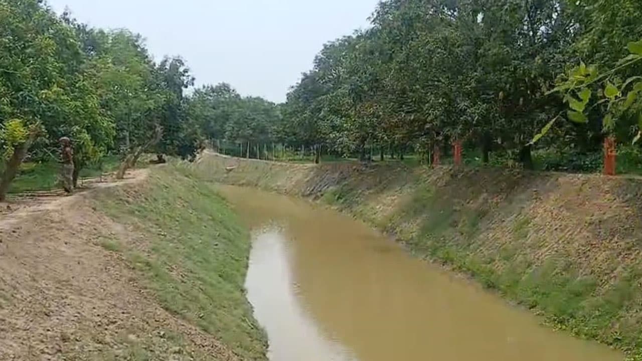 শিবগঞ্জে খাল খনন শেষে উদ্বৃত্ত ৮ লাখ টাকা সরকারি কোষাগারে জমা