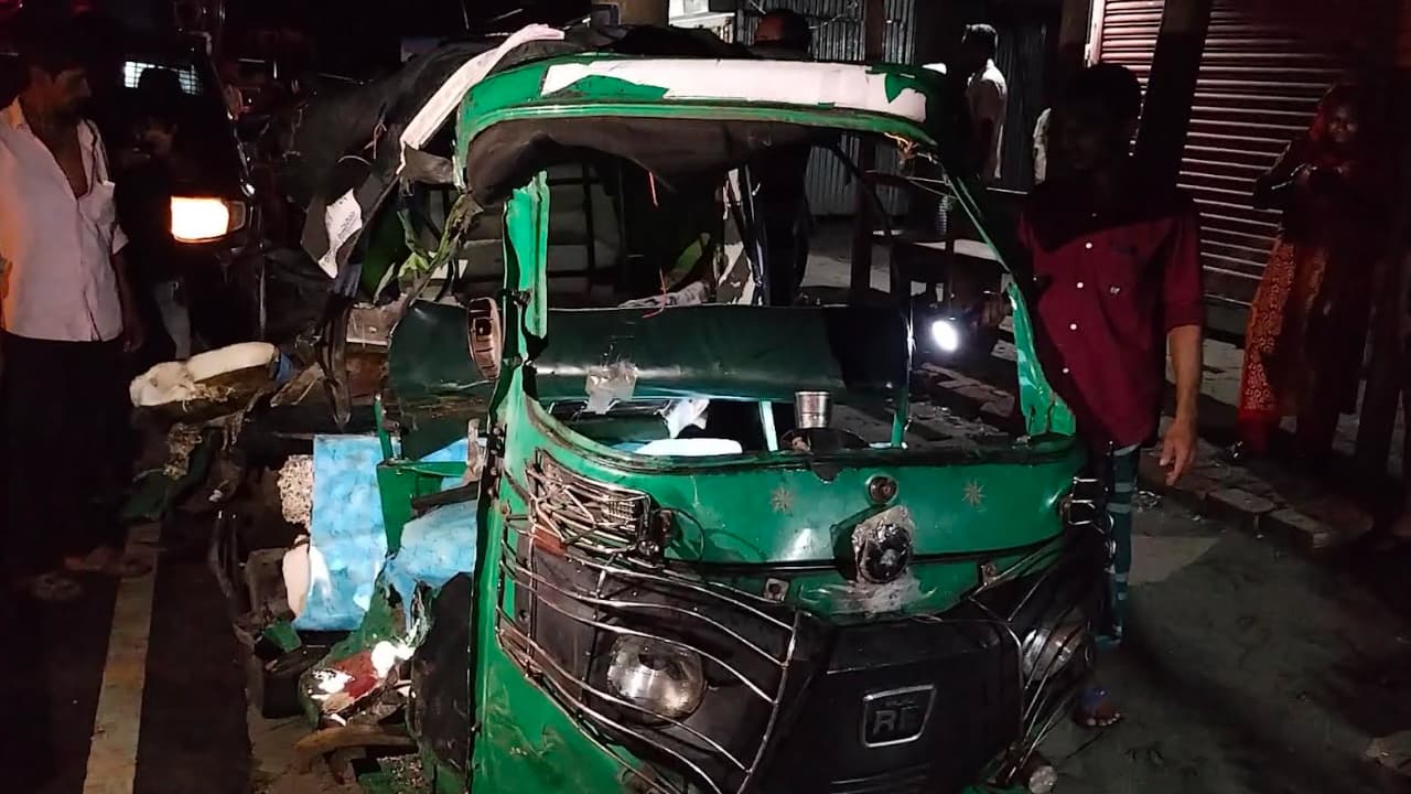 ঝালকাঠিতে বাস ও অটোরিকশার মুখোমুখি সংঘর্ষে ২ মৃত্যু