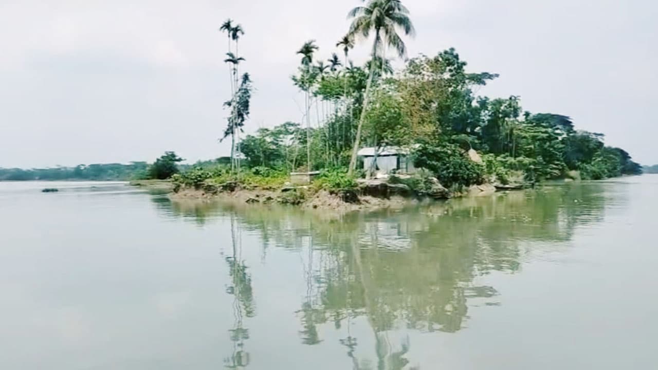 দুই নদীর মোহনায় অবরুদ্ধ ইসলামাবাদ গ্রাম, ভাঙনের মুখে অস্তিত্ব সংকটে ৪৫ পরিবার