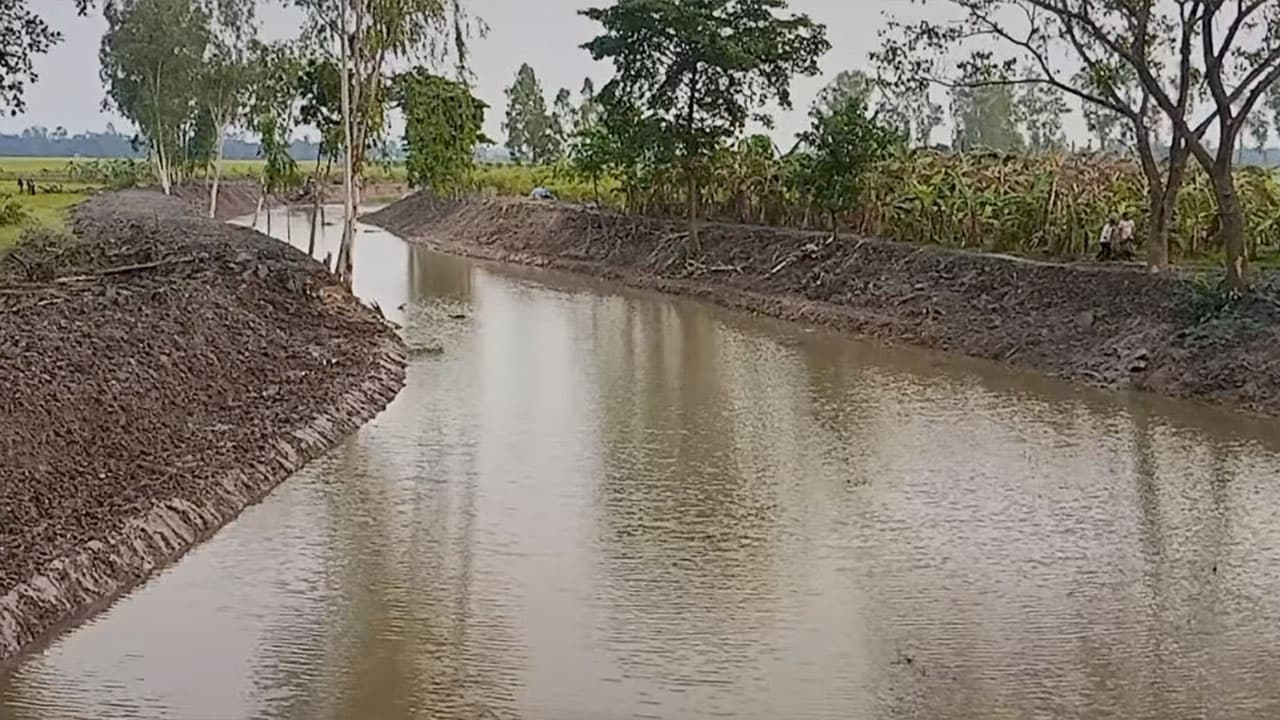 বগুড়ার গাবতলী উপজেলায় খাল খনন প্রকল্পের উদ্বৃত্ত ১ কোটি ৭৮ লাখ টাকা সরকারি কোষাগারে জমা