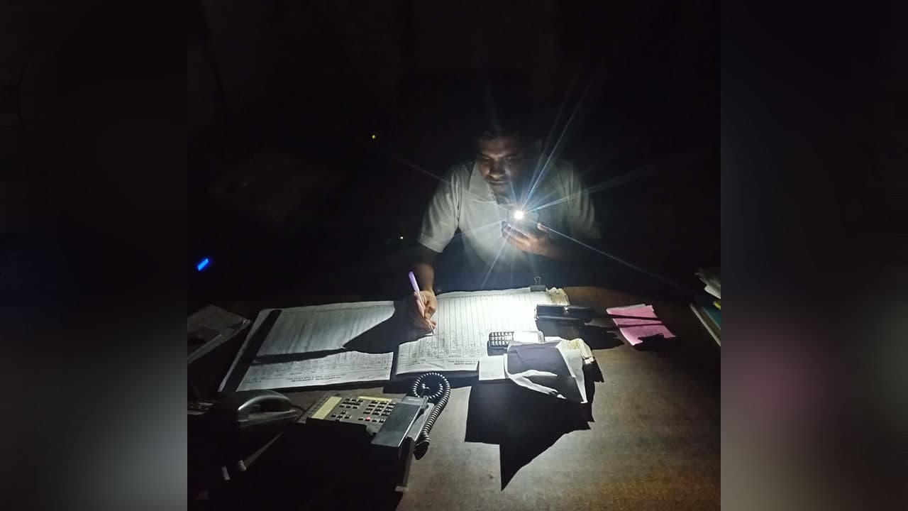 রাজবাড়ী রেলস্টেশনে বিকল্প বিদ্যুৎ নেই, মোবাইলের আলোয় চলছে দাপ্তরিক কাজ