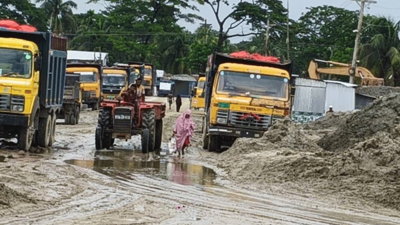 মজুচৌধুরীর হাট ফেরিঘাটে বালু-কাদায় চরম ভোগান্তি