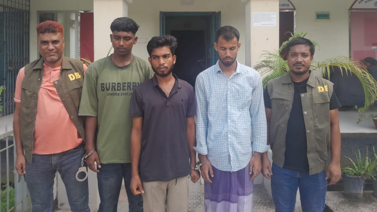 পাবনায় গৃহবধূকে সংঘবদ্ধ ধর্ষণ ও ব্ল্যাকমেইলের অভিযোগে তিন গ্রেপ্তার