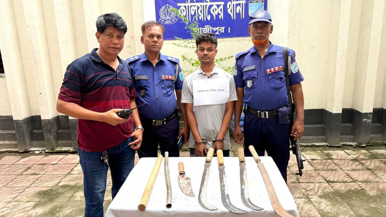 ১৮ মামলার আসামি পিচ্চি আকাশ দেশি অস্ত্রসহ গ্রেপ্তার