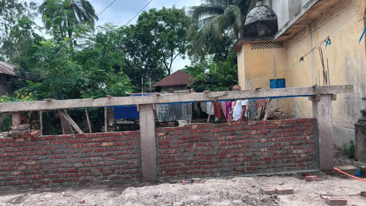তাড়াশে ঈদগাহ মাঠের সীমানাপ্রাচীর নির্মাণে পথ বন্ধ, বিপাকে ৪০ পরিবার