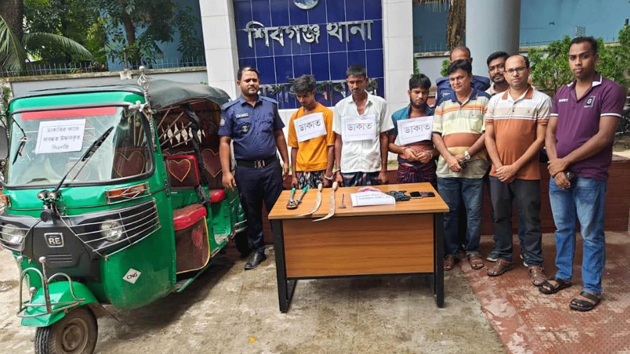 শিবগঞ্জে ডাকাতির প্রস্তুতি নিতে গিয়ে অস্ত্রসহ গ্রেপ্তার ৩