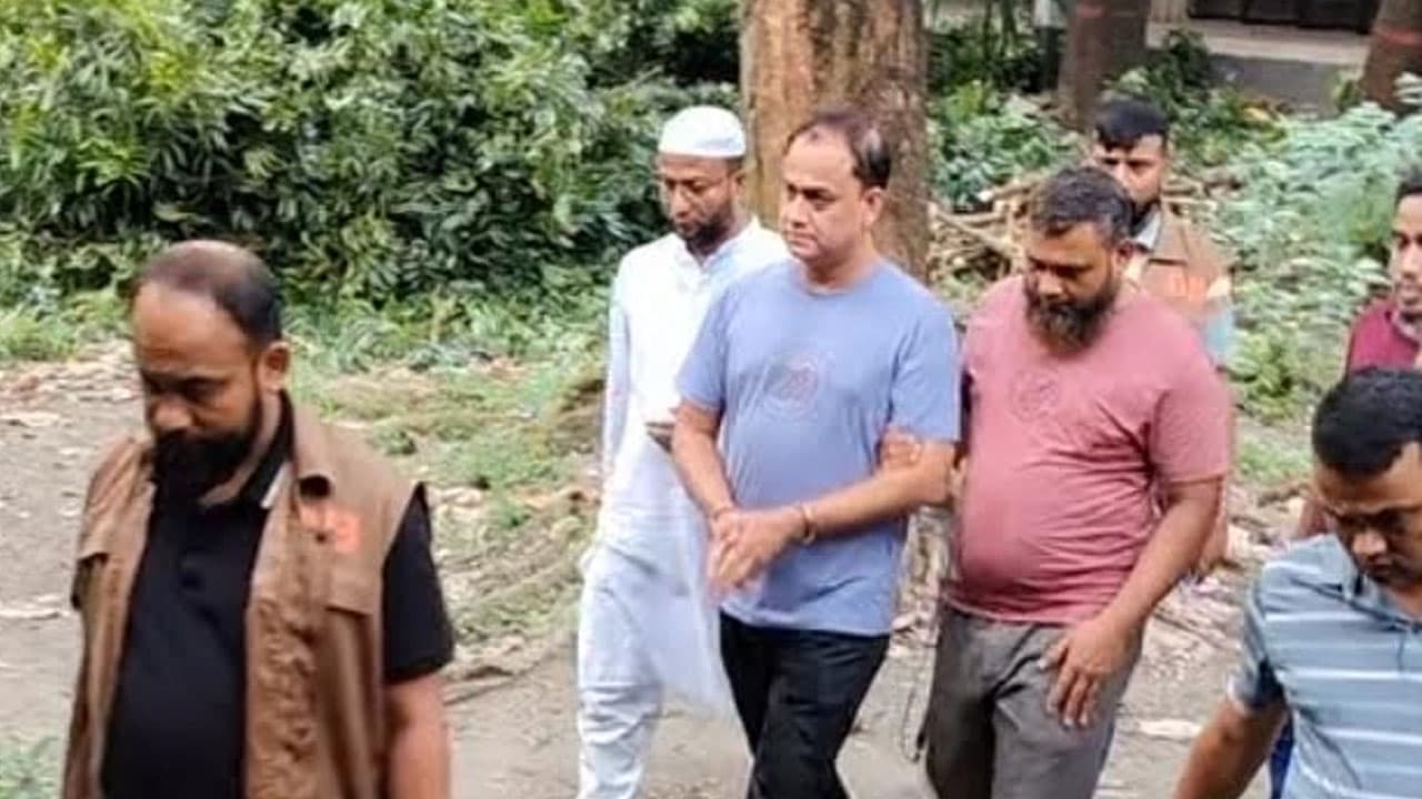 ঢাকার হোটেল থেকে গ্রেপ্তার হলেন ফেনীর বিএনপি নেতা আলমগীর