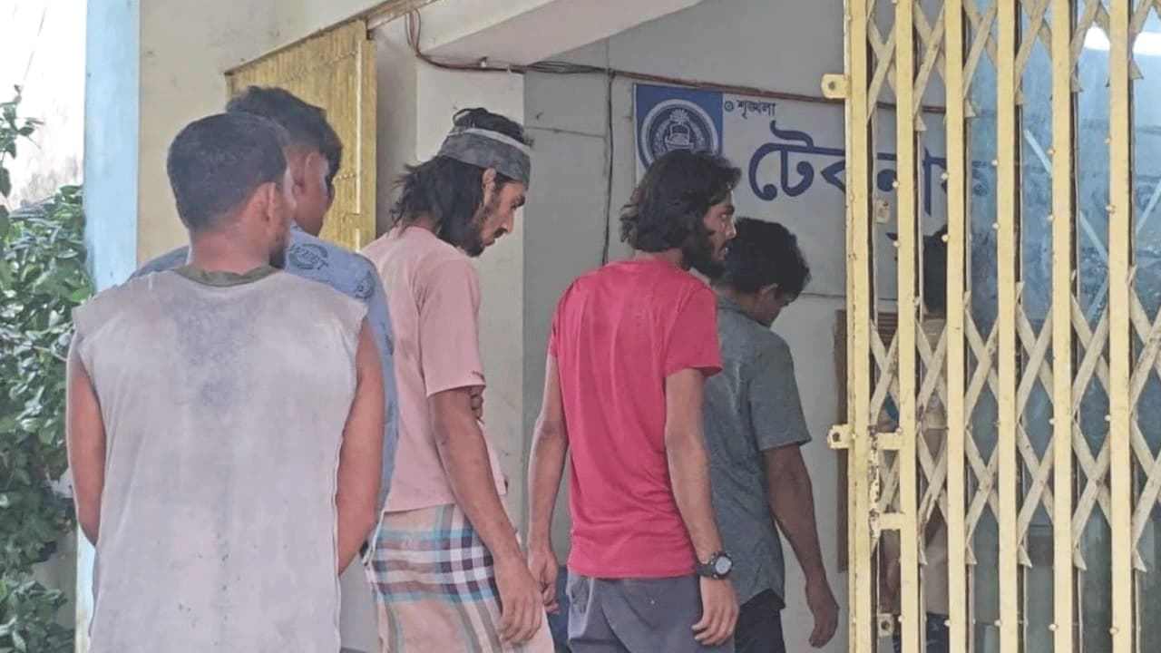 টেকনাফে রোহিঙ্গা বহনকারী ট্রলারডুবি, ১৮ জন উদ্ধার