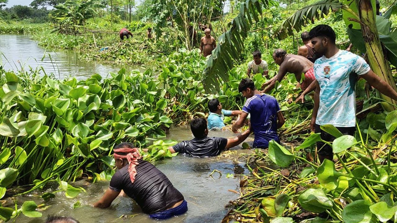 ভবদহে জলাবদ্ধতা নিরসনে আমডাঙ্গা খালে স্থানীয়দের স্বেচ্ছাশ্রম