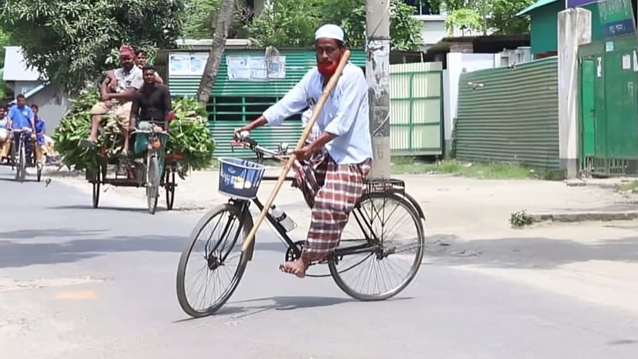এক পায়ে সাইকেল চালিয়ে ৪৫ বছর ধরে গৃহশিক্ষকতা মোক্তার হোসেনের