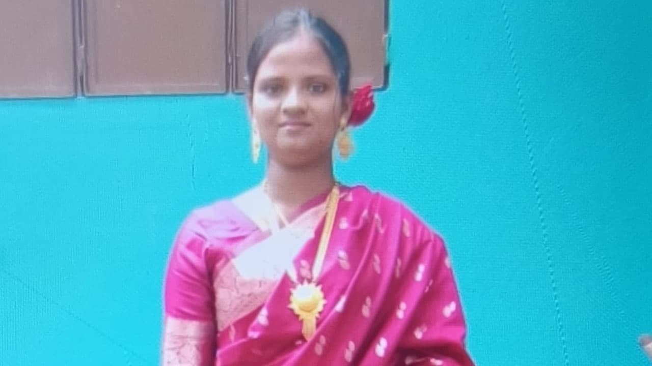 ফরিদপুরে গৃহবধূর ঝুলন্ত লাশ উদ্ধার, স্বামীর বিরুদ্ধে হত্যার অভিযোগ