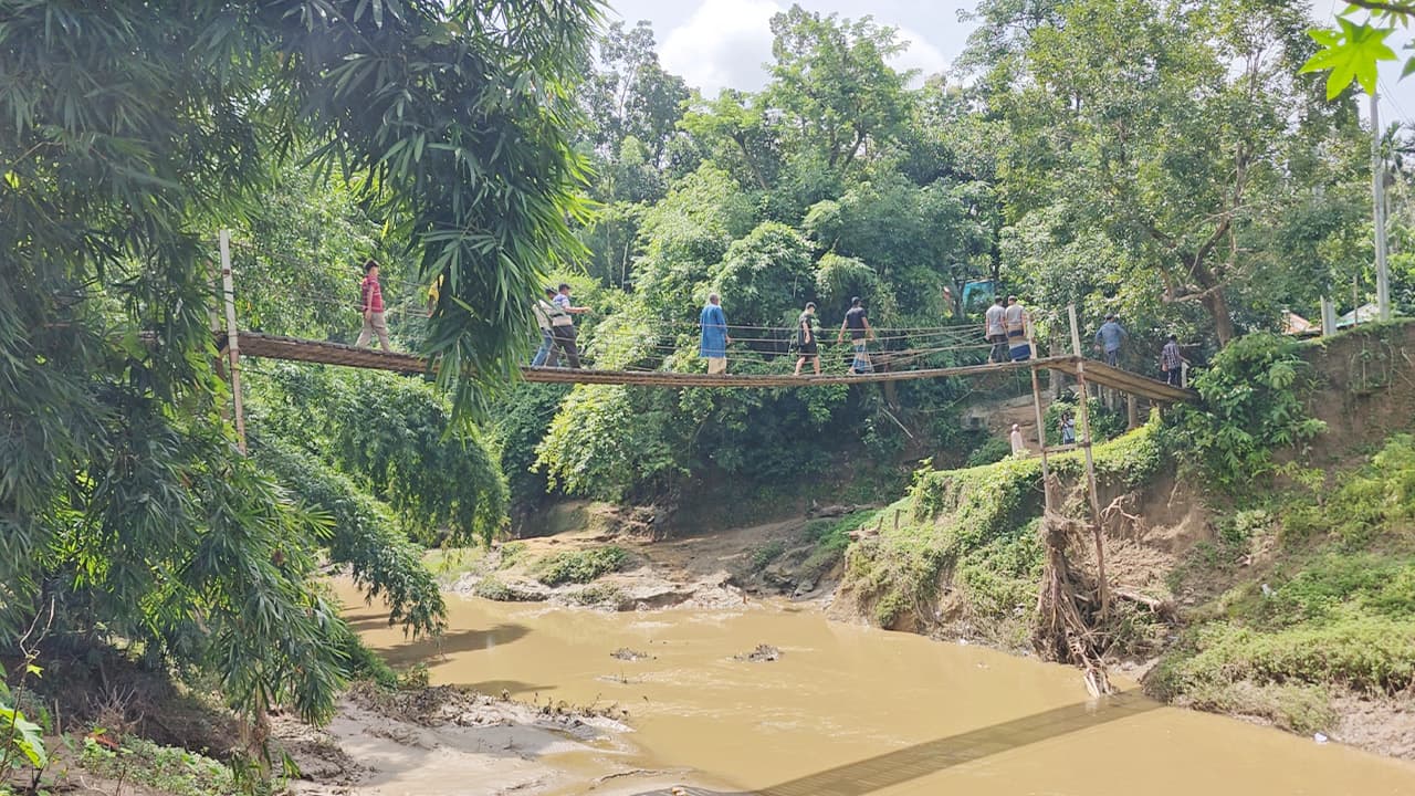 মাটিরাঙ্গায় ধলিয়া খালের ওপর স্থায়ী সেতুর অপেক্ষায় হাজারো মানুষ