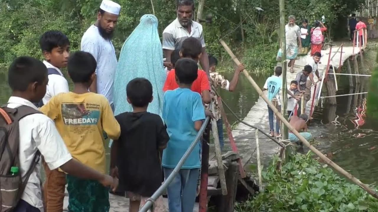 নোয়াখালীতে ৫০ বছর ধরে সেতুহীন জীবন, ঝুঁকিপূর্ণ সাঁকোর ওপর নির্ভরশীল হাজারো মানুষ