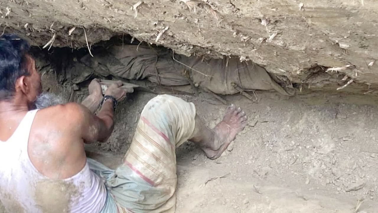 কুমিল্লার মনোহরগঞ্জে ২৪ বছর আগে দাফন করা ব্যক্তির মরদেহ অক্ষত উদ্ধার