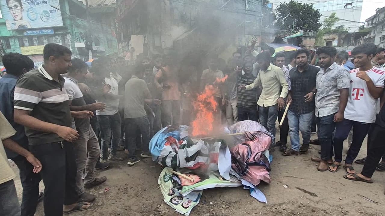 বগুড়ায় তারেক রহমানকে নিয়ে কটূক্তির প্রতিবাদে ছাত্রদলের বিক্ষোভ, এনসিপির ব্যানারে আগুন