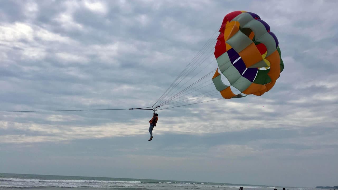 কক্সবাজারে প্যারাসেইলিং করার সময় রশি ছিঁড়ে পর্যটকের মৃত্যু