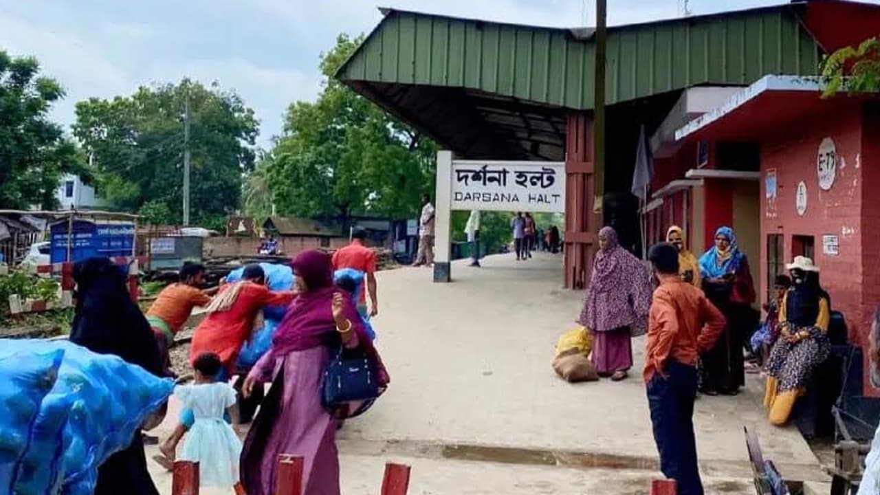 দর্শনা হল্ট স্টেশনে চার বছরের সন্তানকে রেখে ট্রেনের নিচে ঝাঁপ দিয়ে নারীর আত্মহত্যা