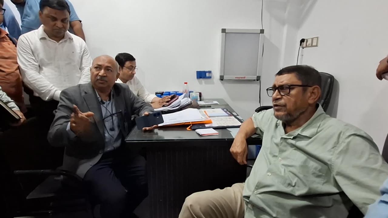 স্বাস্থ্যমন্ত্রীর আকস্মিক পরিদর্শন, লাইসেন্স না থাকায় ক্লিনিক সিলগালা