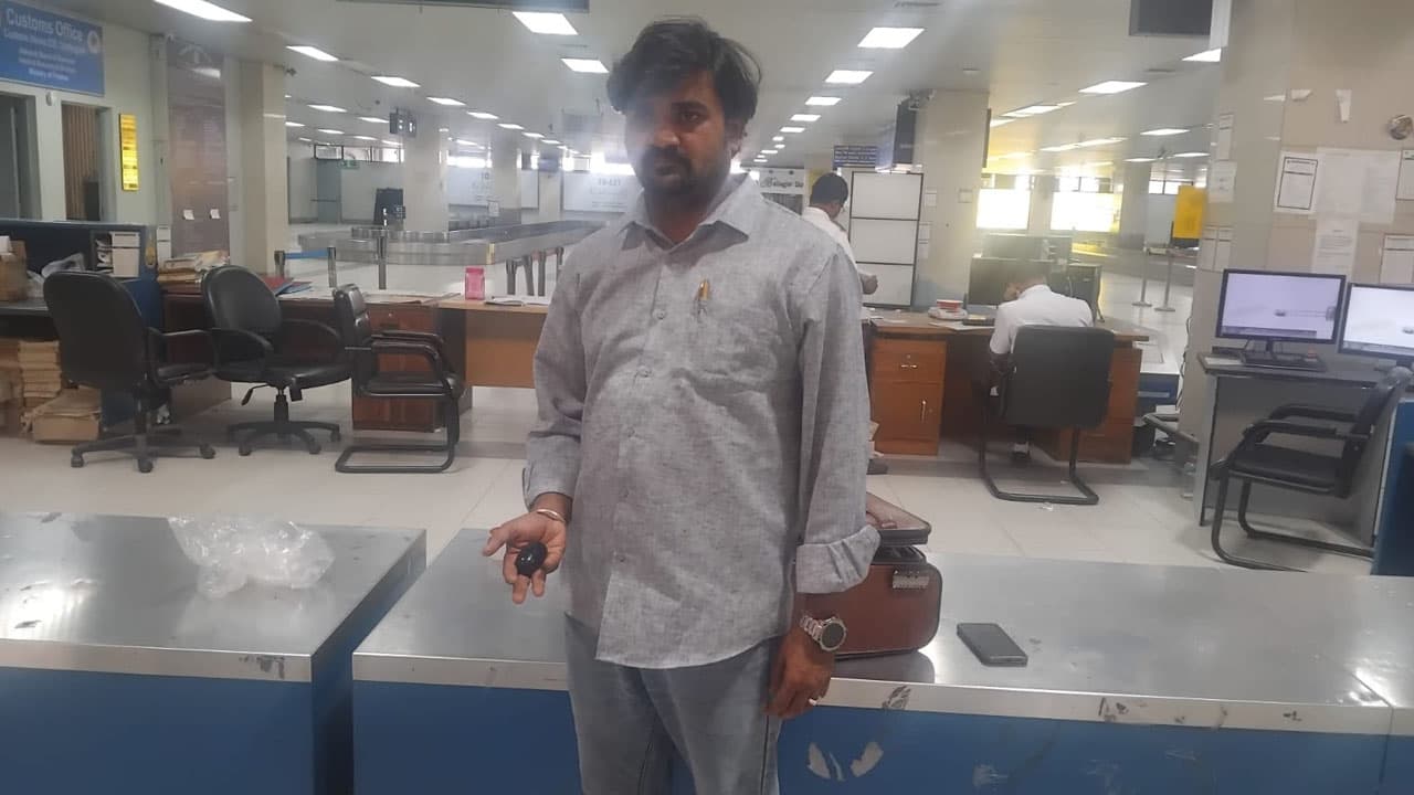 অন্তর্বাসে কোটি টাকার স্বর্ণসহ ভারতীয় যাত্রী আটক