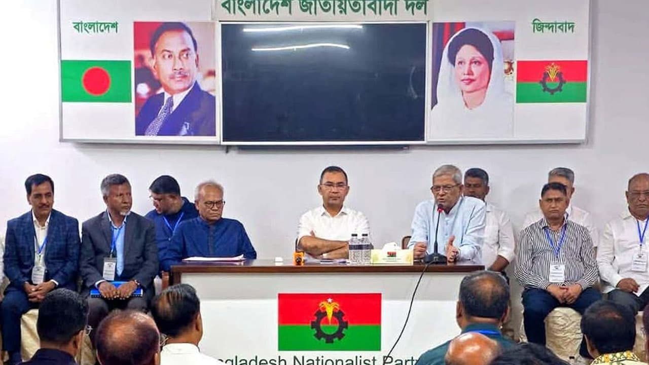 জয়পুরহাট ও নওগাঁর বিএনপি নেতাদের সঙ্গে তারেক রহমানের মতবিনিময়