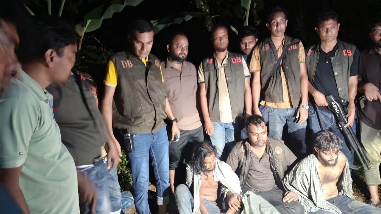 বগুড়ায় রিভলবার ও দেশীয় অস্ত্রসহ তিন গ্রেপ্তার