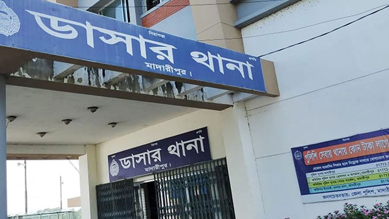 মাদারীপুরে বাসের ধাক্কায় মোটরসাইকেল চালক নিহত, আহত ১