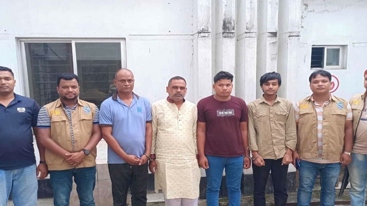 পুলিশ নিয়োগ পরীক্ষায় জালিয়াতির চেষ্টা: দালাল চক্রের ৪ সদস্য গ্রেপ্তার