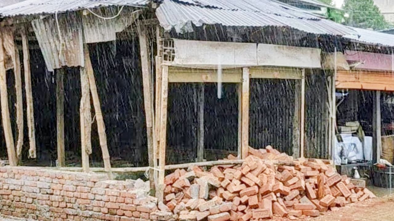 বাউফলে বিদ্যালয়ের নির্মাণাধীন দোকান ভাঙচুরের অভিযোগ যুবদল নেতার বিরুদ্ধে
